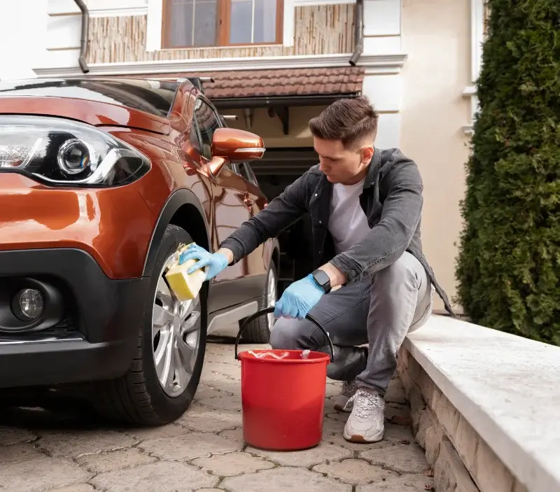 Lavage auto à domicile Viré : professionnel intervenant sur un véhicule